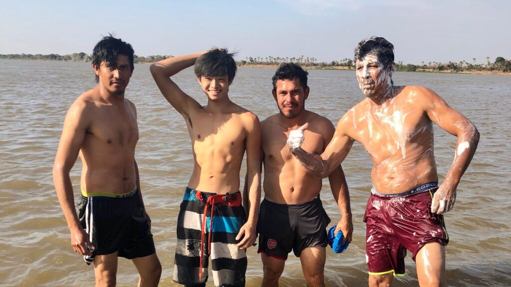 竹内暁信が南米インディオと共にアマゾン川でお風呂に入る風景